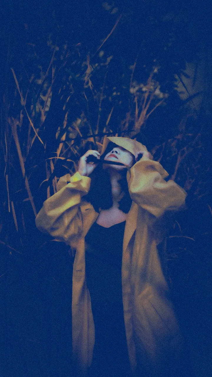 衣服，吸走了本色