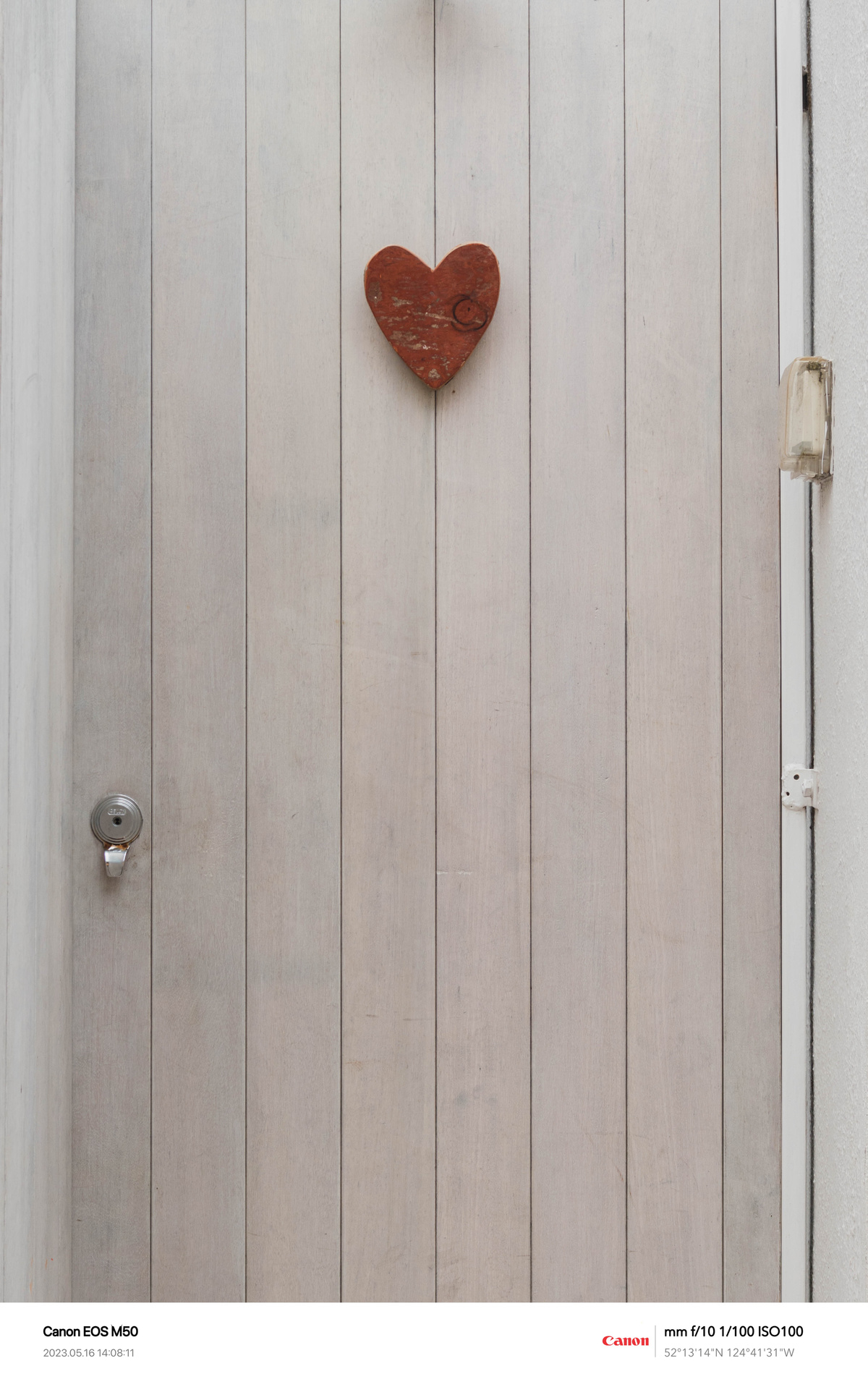门上有一个心形图案的木质围栏