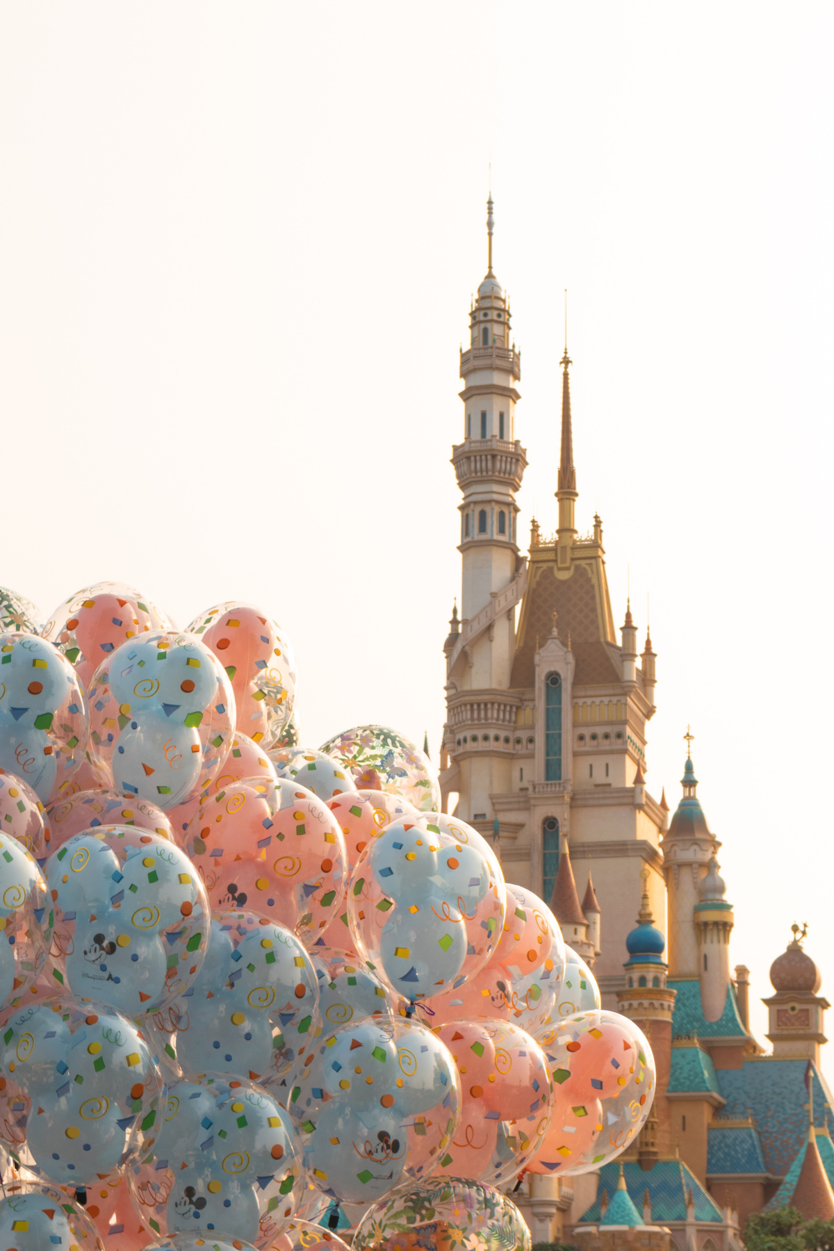 城堡前面有一堆气球。