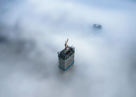 云雾之上的一座高楼的顶部