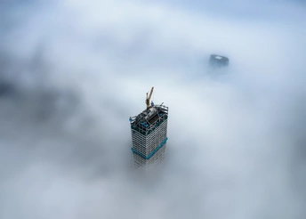 云雾之上的一座高楼的顶部