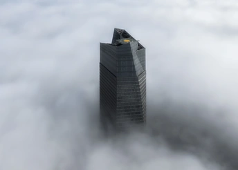 天空上云层之上的高楼顶部
