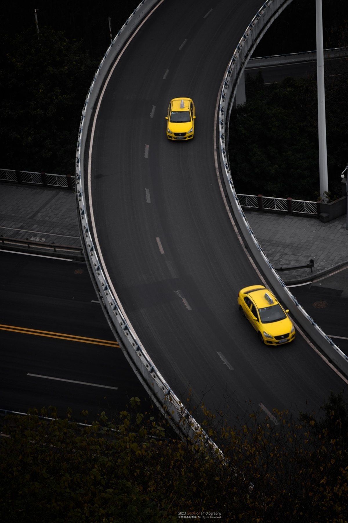 一辆黄色汽车在弯曲的道路上行驶