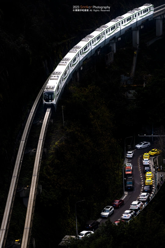 一条长长的火车在高速公路上行驶 有很多辆车。