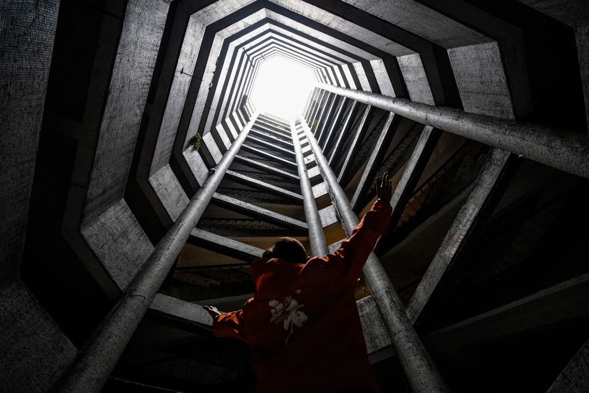 一个人站在梯子的顶部 在隧道里