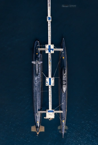 一个小船在海洋上的 aerial view