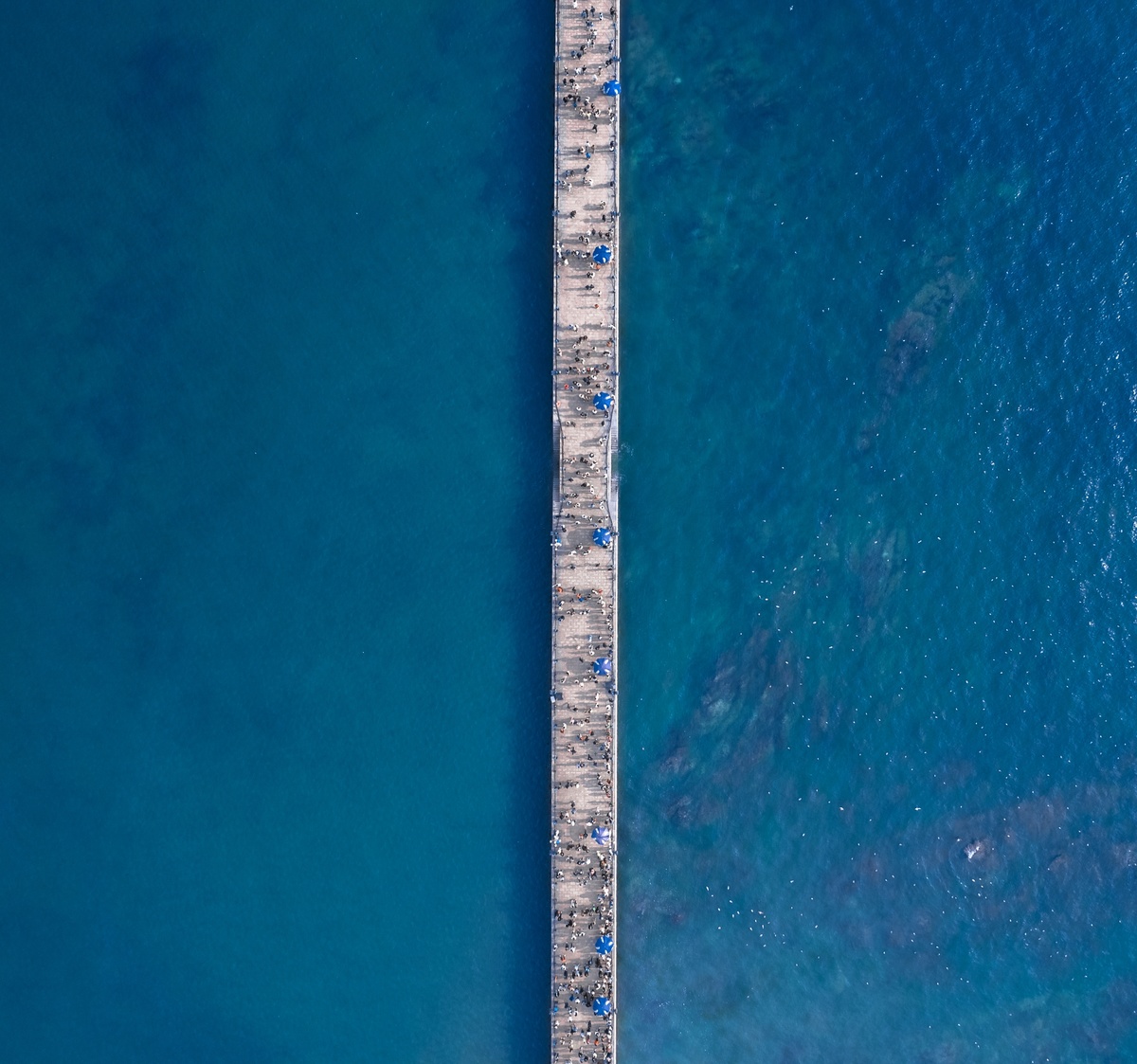 木码头和蓝色水域的航空照片
