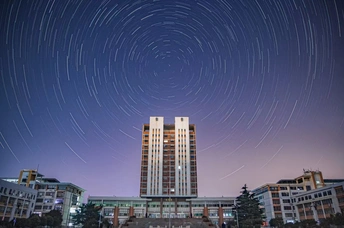 城市夜晚的高楼大厦 天空中繁星闪烁。