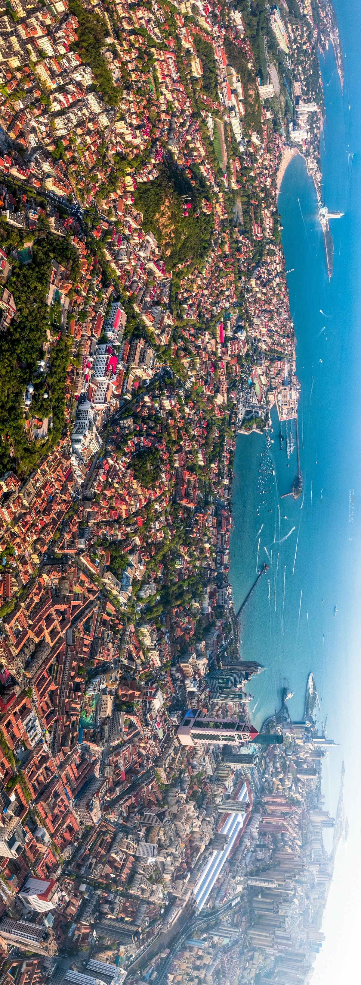 从飞机上拍摄的市区和海岸线上的水上照片