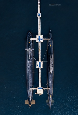 一个小船在海洋上的 aerial view