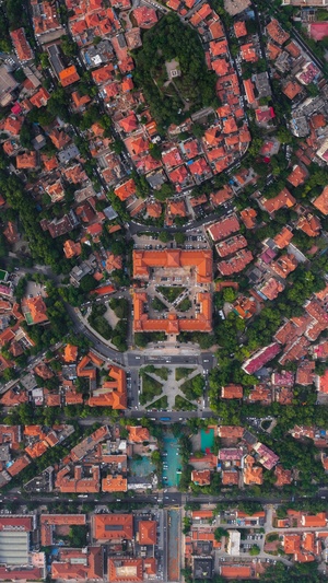 从飞机上拍摄的城市的 aerial photo