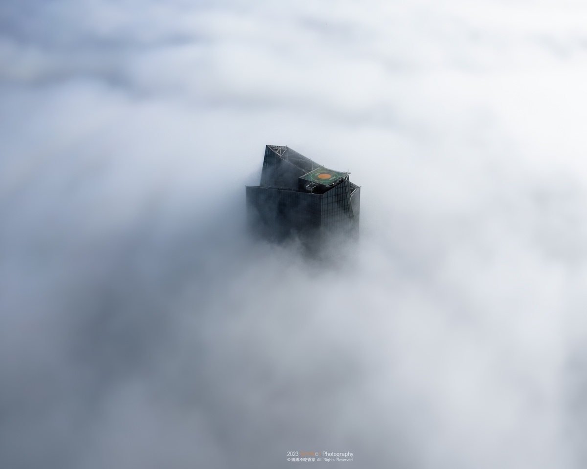 云雾在山头顶漂浮