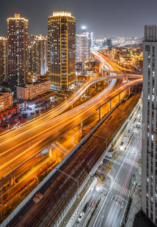 夜晚的城市 交通繁忙 高楼林立