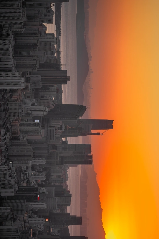 摩天大楼和水面 太阳在天空中