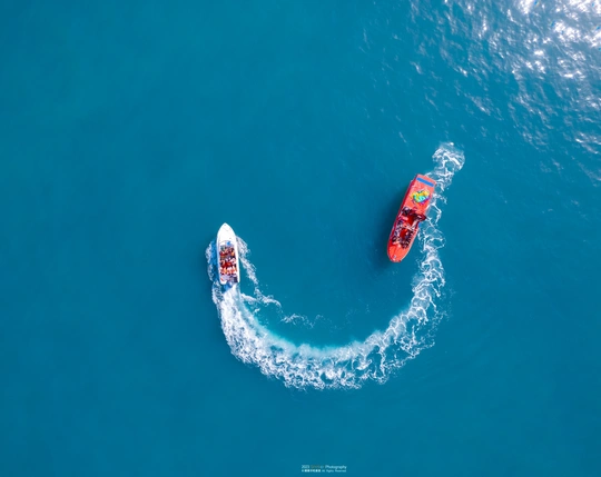 海洋中央漂浮的一艘小船的 aerial view