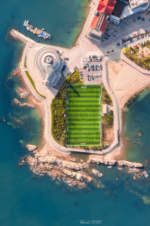海洋或海中的岛屿上的足球场鸟瞰图