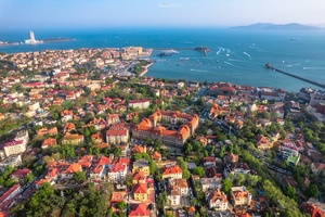 克罗地亚美丽的塞特inje市的旧城区和海岸的空中视角