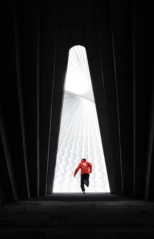 一个穿红衬衫的男人在高层建筑内奔跑 窗外有窗户