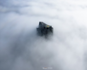 云雾在山头顶漂浮