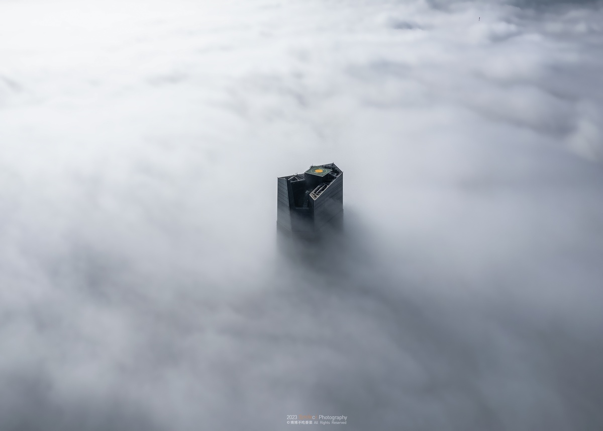 雾中的摩天大楼照片