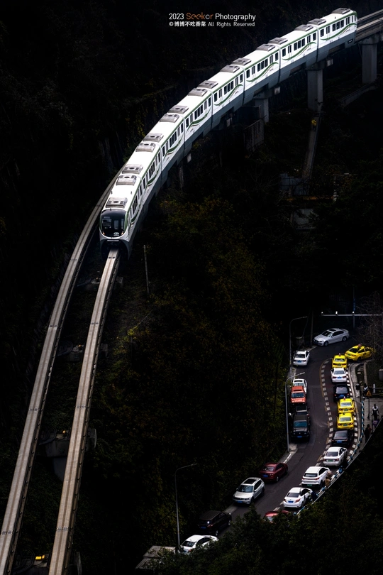 夜晚高速公路上行驶的汽车长队