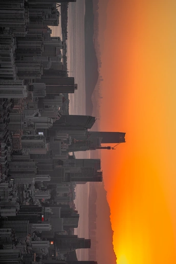 摩天大楼和水面 太阳在天空中