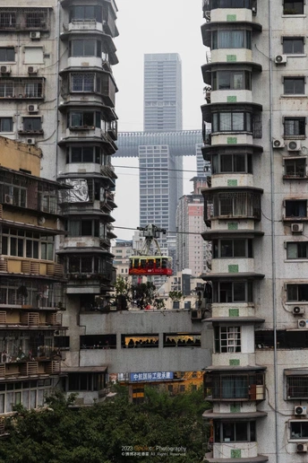 古老的城市 拥有高耸的摩天大楼