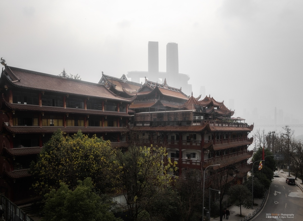 在城市中的一个雾天中国寺庙