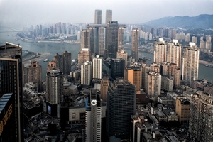 空中俯瞰一座大型城市 拥有高耸的建筑物和摩天大楼。
