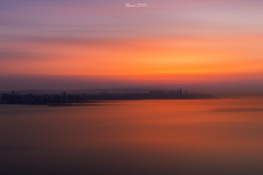 夕阳或日出时海上的城市在天空中