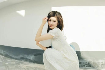 一个穿着白色连衣裙的亚洲美女