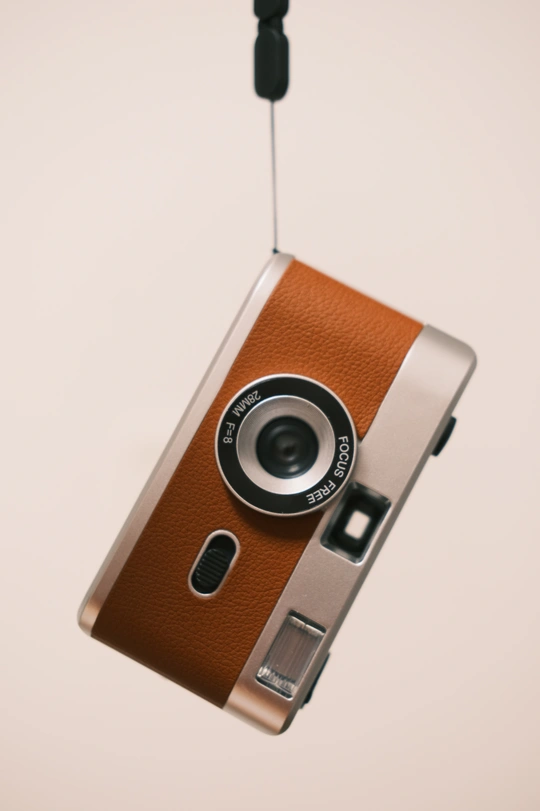 一张老式相机的图片 背景为白色