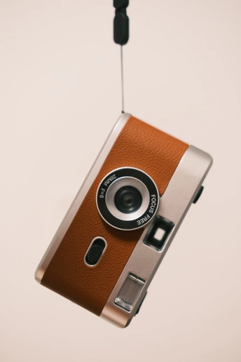 一张老式相机的图片 背景为白色