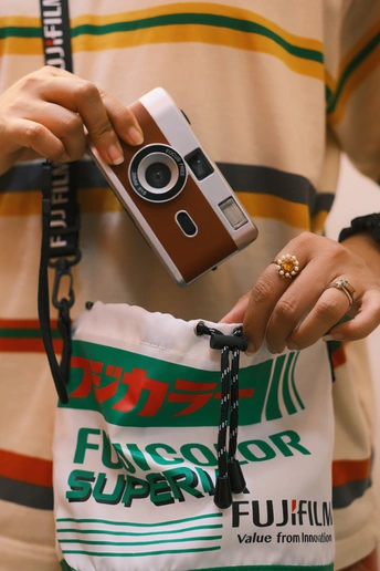 一位女士拿着相机和包