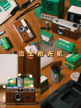 一组相机坐在木桌顶部