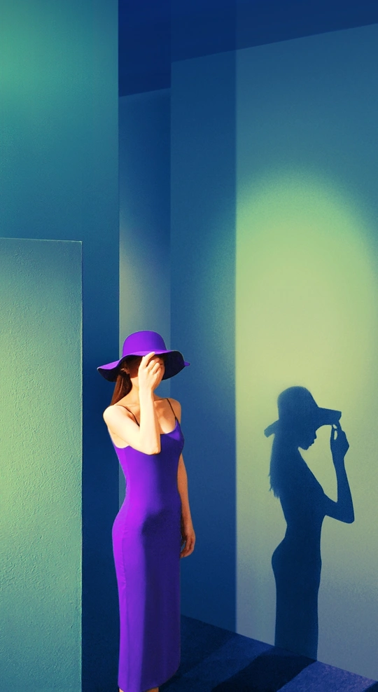 一位穿着紫色裙子的女人站在蓝色墙壁前