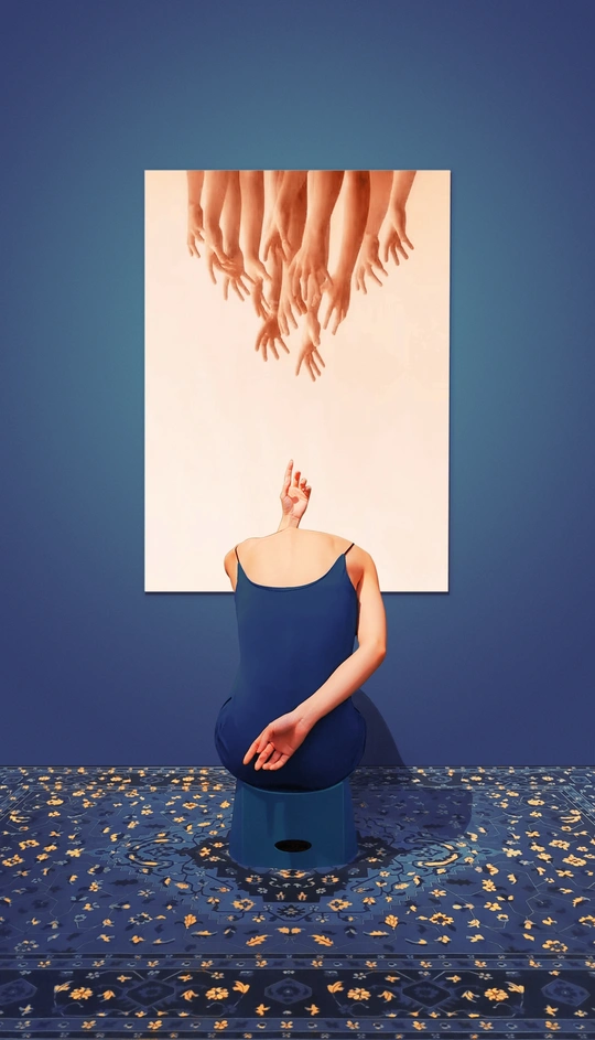 一幅怀孕的女子穿着蓝色裙子坐在马桶上的画作