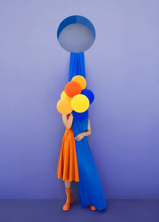 蓝色连衣裙女士手持橙色气球
