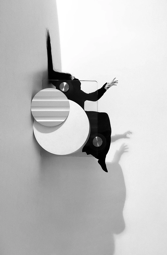 一个黑白女人正在拿着一个圆形物体