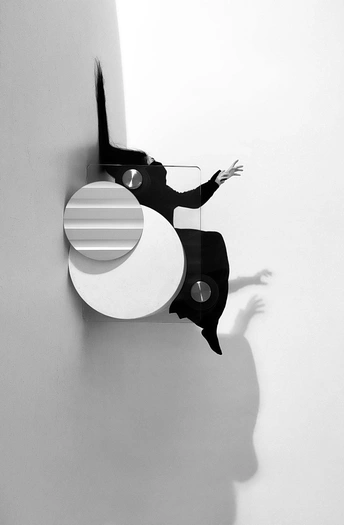 一个黑白女人正在拿着一个圆形物体