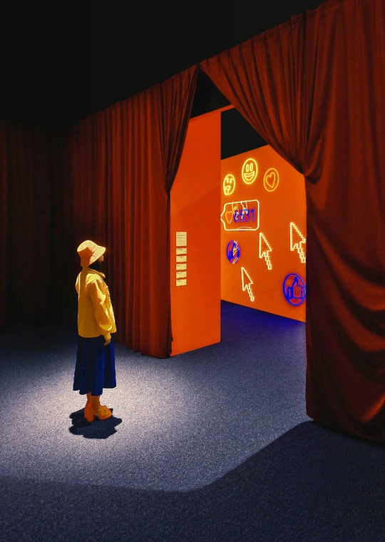 一个穿黄衣服的男孩站在一个有红色窗帘的房间里