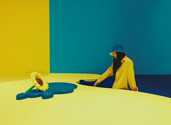 一个穿着蓝色帽子的女孩坐在黄色的地板上