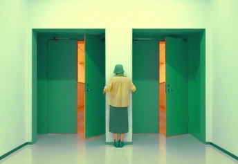 一个站在绿色房间里的女人 门开着