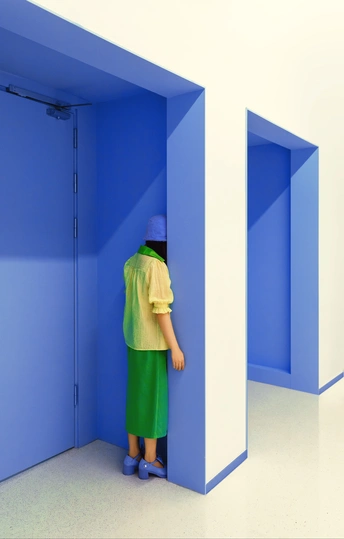 一个小男孩穿着一件绿色衬衫站在一个蓝色的房间里