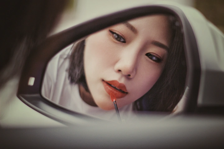 当窗理云鬓 对镜贴花黄