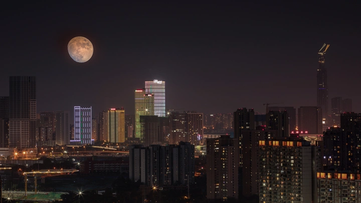 明月当空，万家灯火。