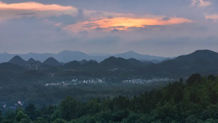 贵州毕节百里杜鹃花城晚霞