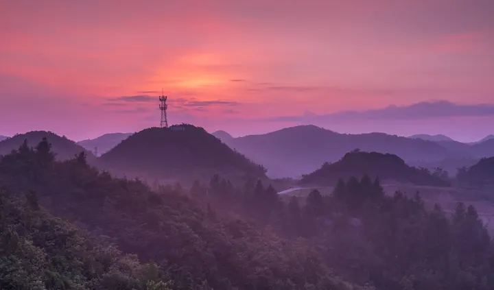 －抹朝霞映碧空