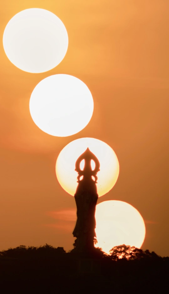 日食 太阳在天空落下 剪影中的雕像
