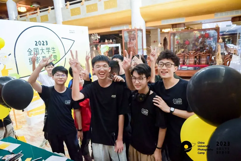 青年男子在一场活动中为拍照而站立。